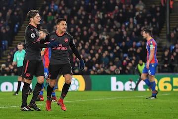 Alexis Sánchez anotó dos goles en la victoria de Arsenal sobre Crystal Palace.