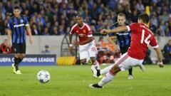 Chicharito resbal&oacute; al instante de cobrar el penalti que en caso de hacer hubiera sido el quinto gol del Manchester United.