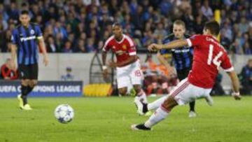 Chicharito resbal&oacute; al instante de cobrar el penalti que en caso de hacer hubiera sido el quinto gol del Manchester United.