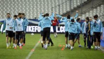 Los jugadores de la selecci&oacute;n espa&ntilde;ola calientan durante el entrenamiento del equipo en el Stade de France de Saint Denis.