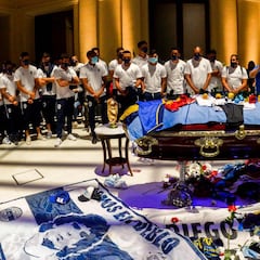 Las imágenes más emotivas de la capilla ardiente de Maradona