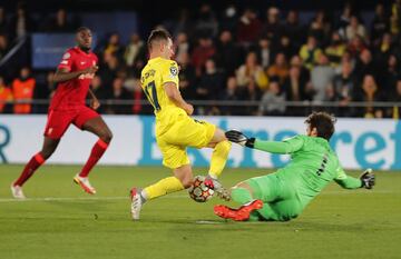 Los jugadores del Villarreal protestaron al árbitro neerlandés, Danny Makkelie, un posible penalti de Allison Becker a Giovani Lo Celso.


