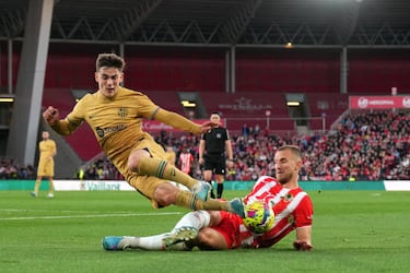 Gavi del FC Barcelona es abordado por Rodrigo Ely de la UD Almería.