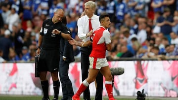Wenger y Alexis Sánchez, durante un partido del Arsenal.