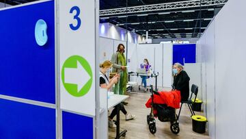 A worker prepares vaccine for patients in a GGD vaccination location, in Leiden, Netherlands, on December 18, 2021. - According to RIVM director Jaap van Dissel, to suppress the approaching omicron virus wave, full boosting is necessary. A booster shot ca