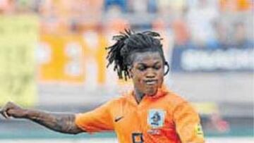 <b>MARCÓ EN SU VUELTA CON EL FEYENOORD</b>. Mientras se aclara su posible traspaso al Madrid, Drenthe volvió ayer a enfundarse la camiseta del Feyenoord en el tercer amistoso de pretemporada del club de Rotterdam.