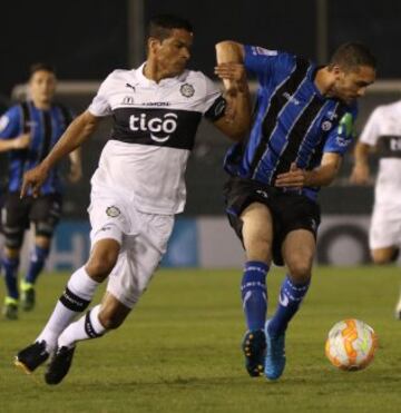 Salustiano Candía disputa el balón con Lucas Simón.