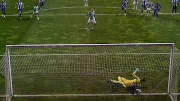 Bas Dost marca el penalti que el VAR concedi&oacute; al Sporting de Portugal para forzar la tanda de penaltis que a la postre le dio el t&iacute;tulo de la Copa de la Liga.