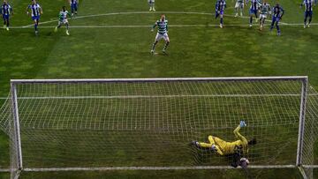 Bas Dost marca el penalti que el VAR concedi&oacute; al Sporting de Portugal para forzar la tanda de penaltis que a la postre le dio el t&iacute;tulo de la Copa de la Liga.