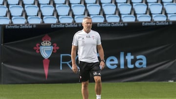 Fran Escribá dirige una sesión de entrenamiento del Celta esta temporada en Balaídos.