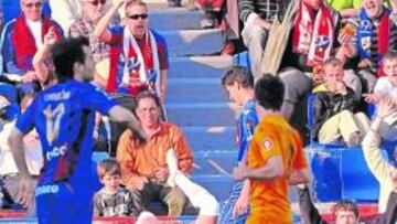 <b>FRENADOS. </b>Queco, el portero del Alicante, se hace con un balón en un espectacular escorzo: el Huesca no pudo remontar esta vez.