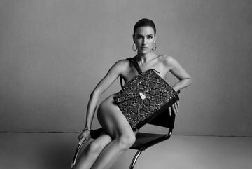 La conocida modelo rusa ha posado en una sesión de fotos de la marca de moda estadounidense para mostrar la nueva colección de bolsos.