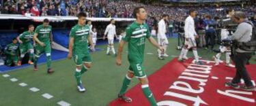 Los equipos salen al terreno de juego.