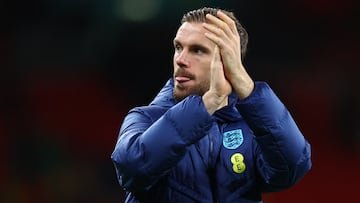Jordan Henderson, jugador de la Selecci¨®n inglesa, aplaude a los aficionados tras el amistoso ante Australia.