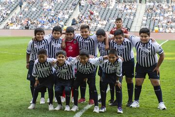 Los niños protagonizaron los protocolos de la jornada 16