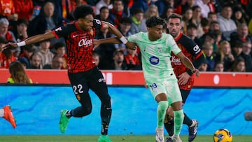 PALMA, 03/12/2024.- El delantero del Barcelona Lamine Yamal (d) disputa un balón ante el defensa colombiano del Mallorca Johan Mojica (i), durante el partido de LaLiga de la jornada 19 entre el Real Mallorca y el Barcelona, que se disputa este martes en el estadio de Son Moix.- EFE/ Cati Cladera