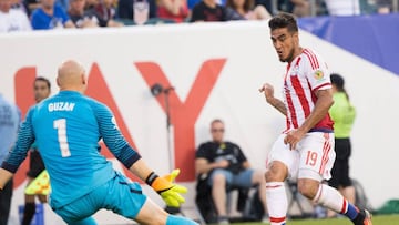 Guzan le para un bal&oacute;n a Lezcano.