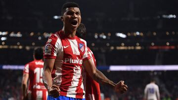 Reinildo Mandava celebra un gol del Atlético.