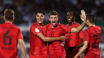 Müller celebra con sus compañeros el 0-1 en casa del Ulm.