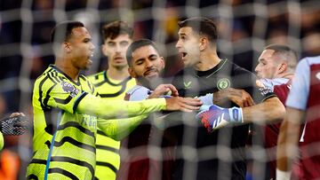 Gabriel Magalhães y 'Dibu' Martínez, jugadores de Arsenal y Aston Villa, se encaran al final del partido.