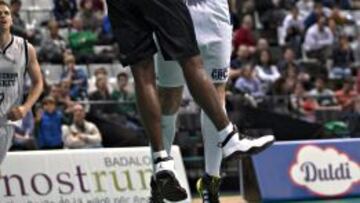 Tariq Kirksay intenta taponar a David Doblas.