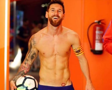 Messi mostró su nuevo tatuaje: un beso de Antonella Roccuzzo que luce en la ingle.
