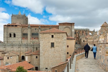 La ciudad castellanoleonesa tiene una de las murallas medievales mejor conservadas del mundo. Su casco histórico tiene un gran número de edificios medievales casi intactos. La cuna de Santa Teresa tiene nueve puertas edificadas para la defensa de la ciudad y 83 torres semicirculares.