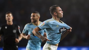 Iago Aspas muestra el escudo del Celta en la celebración de un gol al Cádiz.