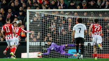 Dimitrievski detiene el penalti a Jauregizar.