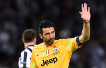 Buffon, uno de los mejores arqueros de la historia afirmó que le dará a la Juve amor eterno. El arquero italiano descendió con la Juventus y dijo que no lo dejaría nunca. "Ganaremos la B y al año siguiente la Serie A", cumplió