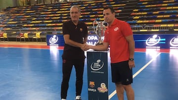 Plaza y Giustozzi se saludan en la previa de la Supercopa.