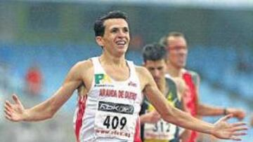 <b>REY DEL MEDIOFONDO. </b>Juan Carlos Higuero festeja su triunfo en los Campeonatos de España.