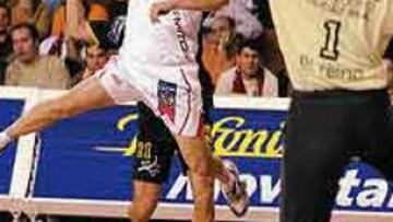 <B>LIDERAZGO.</B> Juanín García transmitió a sus compañeros del Ademar sus ganas de ganar al Ciudad Real.