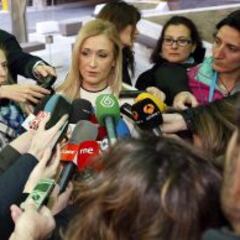 Cifuentes y Carmena lamentan los actos de los hinchas del PSV