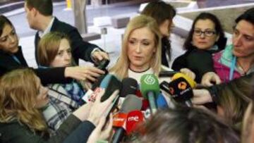 Cifuentes y Carmena lamentan los actos de los hinchas del PSV