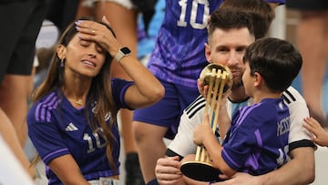 Antonela Roccuzzo y Leo Messi junto a uno de sus hijos.