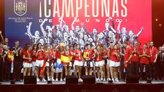 Rúa y fiesta de las campeonas del mundo en Madrid Río