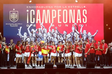 Las jugadoras de la selección española en el escenario con el trofeo de campeonas del mundo.