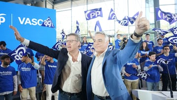 El presidente del Partido Popular, Alberto Núñez Feijóo (i), y el presidente del PP vasco y candidato del partido a Lehendakari, Javier de Andrés (d), saludan a su llegada a un acto de campaña del PP vasco, en el Palacio Euskalduna, a 14 de abril de 2024, en Bilbao, Vizcaya, País Vasco (España). Alberto Núñez Feijóo ha visitado Bilbao para mostrar su apoyo al candidato del Partido Popular a Lehendakari para las elecciones autonómicas vascas que se celebrarán el próximo 21 de abril.
14 ABRIL 2024;BILBAO;VIZCAYA;PAIS VASCO;ACTO PP;FEIJÓO
H.Bilbao / Europa Press
14/04/2024