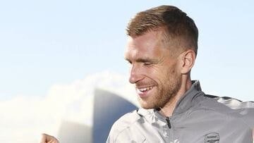 Per Mertesacker afirma que Alexis se quedará en el Arsenal.