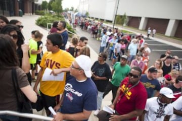 Larga espera para entrar en el estadio de la Universidad de Akron donde tuvo lugar la ceremonia de vuelta a casa a LeBron.