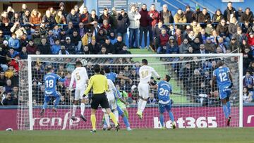 EL jugador del Real Madrid, Varane, marca de cabeza el 0-2 al Getafe.