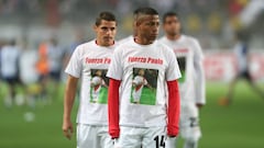 Perú saltó al campo con camisetas de apoyo a Paolo Guerrero