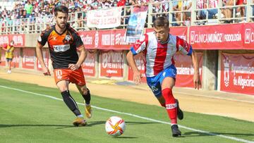 Leiva conduce el bal&oacute;n ante la presencia de Boniquet.