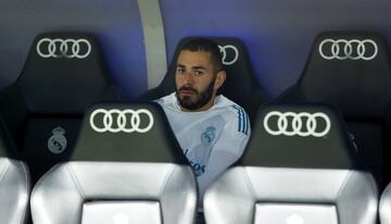 Karim Benzema en el banquillo.