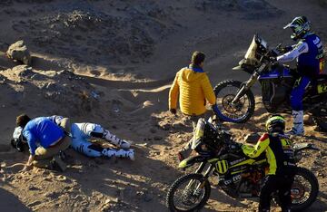 El piloto de motos francés Adrien Van Beveren es atendido en el suelo tras un accidente. 
 