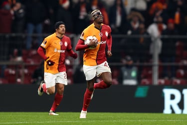 Tras un verano tenso Victor Osimhen y el Nápoles no encontraron forma de separar sus caminos vía traspaso y el delantero nigeriano terminó cedido en el Galatasaray. Sus números han sido buenos, 37 goles en 41 partidos, pero es cierto que la liga turca no tiene el mismo nivel que la italiana. Este verano vuelve al Nápoles y ya se verá si se queda en el equipo napolitano o encuentran un comprador que pague los 100 millones que piden por él.