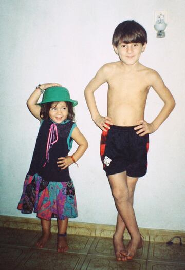  Este es “Lio” junto a su hermana, una postal que muestra al astro argentino en un momento fuera del fútbol; sin jersey, sin calcetas y sin tachones