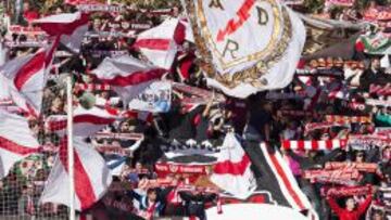 EN VALLECAS. Aficionados del Rayo en el partido ante el Sevilla.