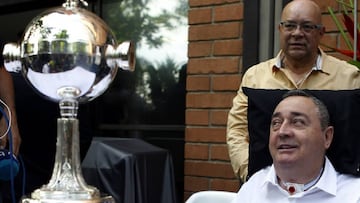 El 'Profe' Montoya recibe un sentido homenaje de la Conmebol.